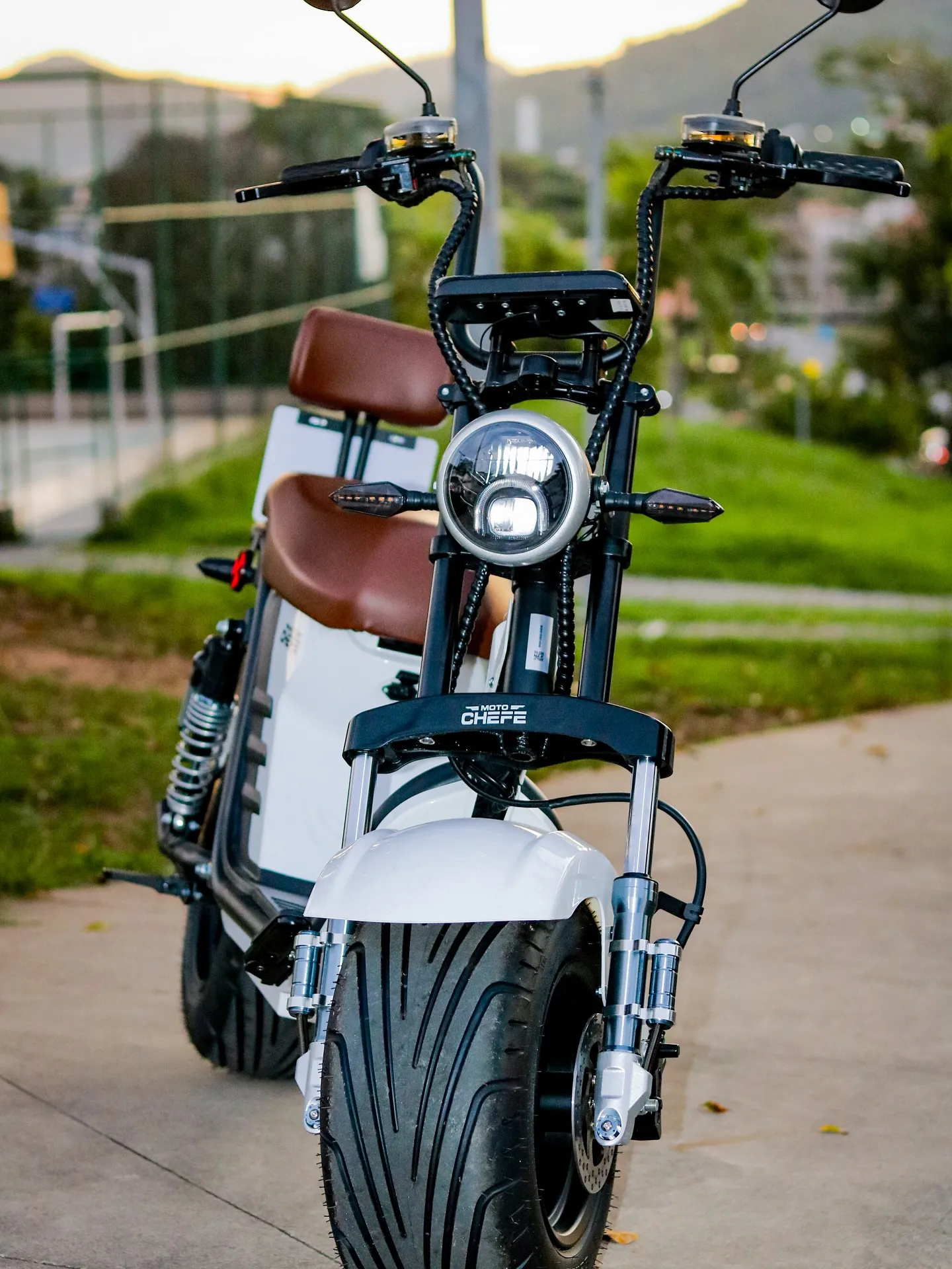 Scooter elétrica branca no parque