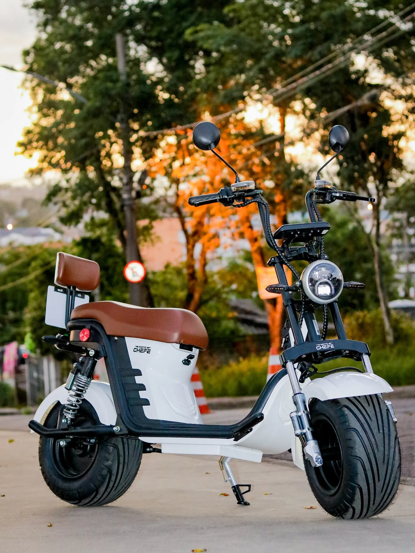 Scooter branca caramelo na rua